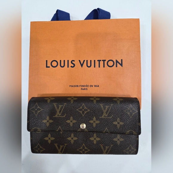 Louis Vuitton Handbags - Louis Vuitton monogram Sarah wallet with LV shopping bag